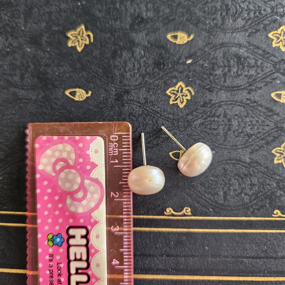 Vintage Pearl Stud Earrings - Picture 3 of 4